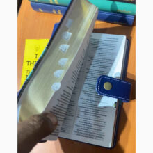 NIV Holy Bible Men Pressbutton (BIBLICA)